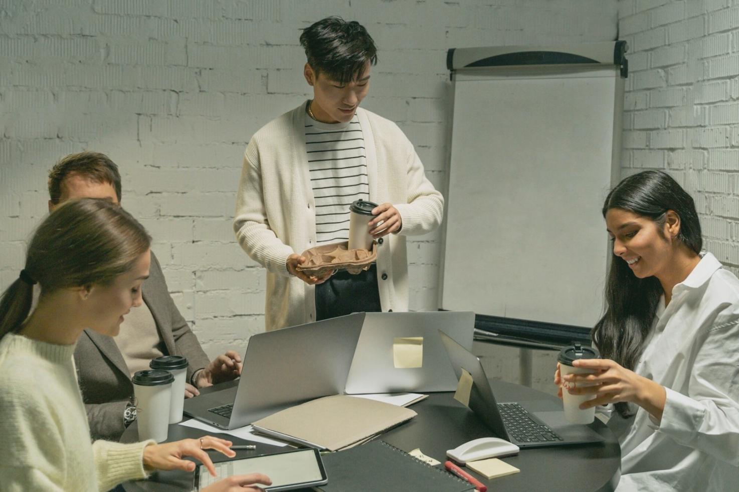 Participants travaillant sur des exercices d'analyse de mots-clés